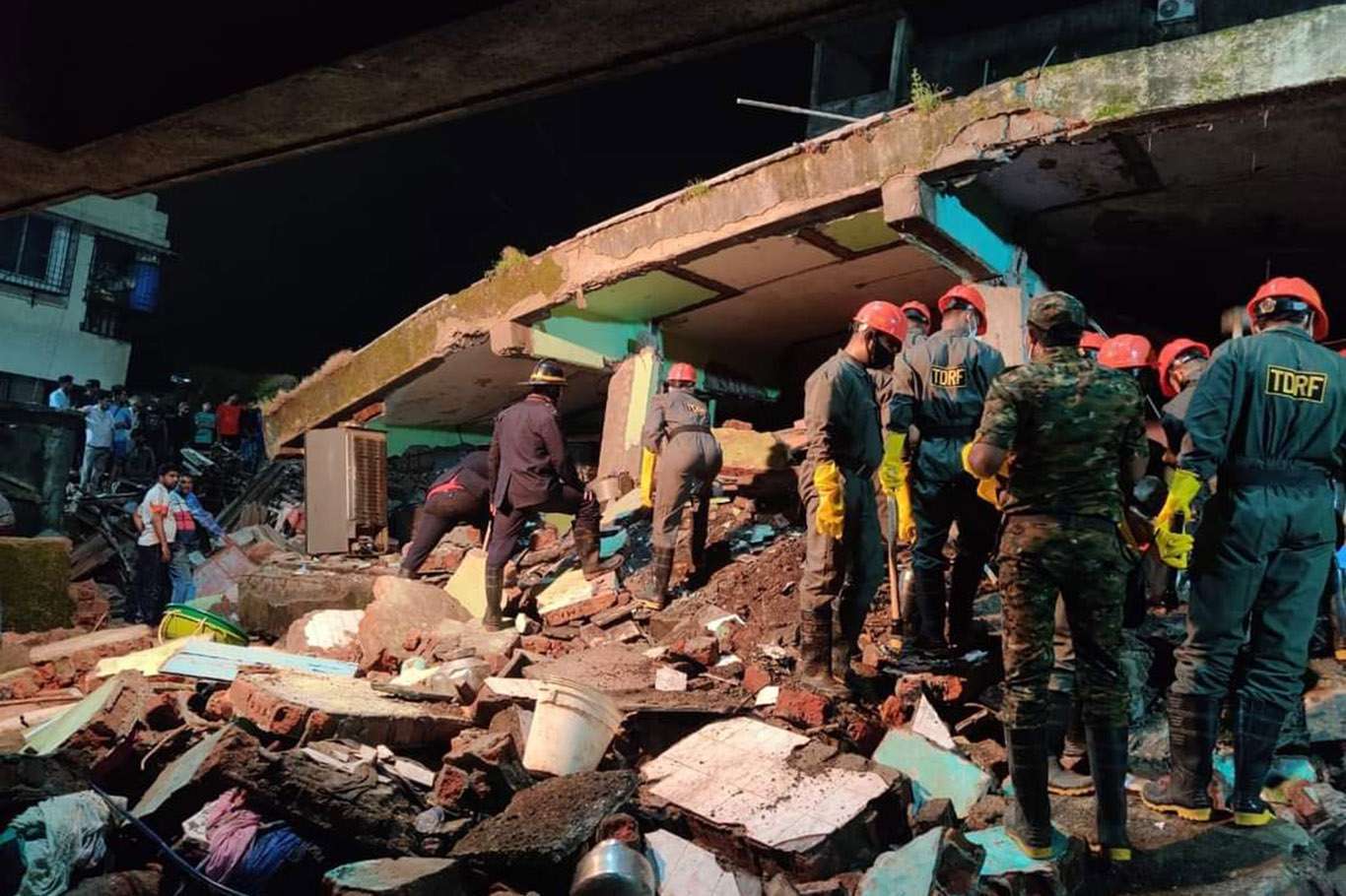 لە هیندستان لە ئەنجامی هەوڵوەشانی بینایەک ١٣ کەس مردن